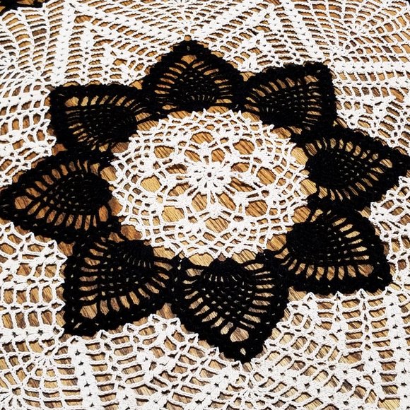 Vintage Style New Hand Crafted 30" Black and Natural Pineapple Doily - Picture 3 of 3